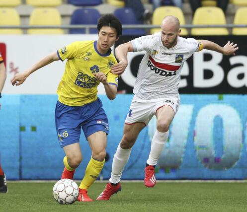 シントトロイデン時代の鎌田大地（左）＝２０１９年５月、シントトロイデン（共同）