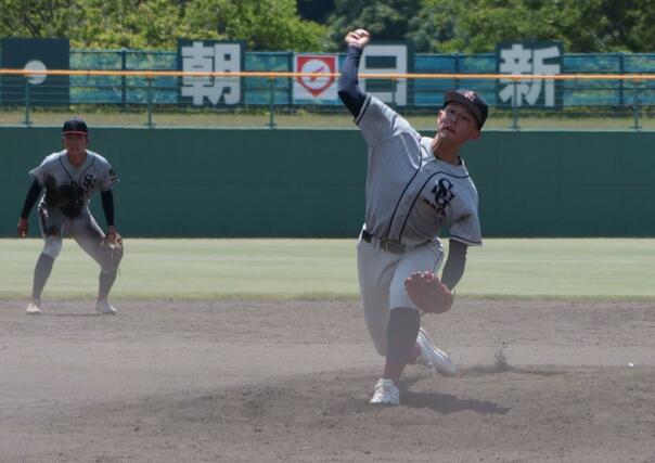 ２番手で登板した関根学園の神田力輝＝７月１９日、柏崎市佐藤池