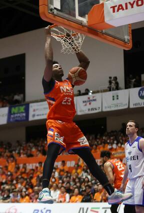 新潟-東京Z 第3クオーター、ムトンボがダンクシュートを決め51-41=アオーレ長岡