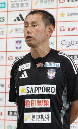 前日会見に臨む入江徹監督=聖籠町