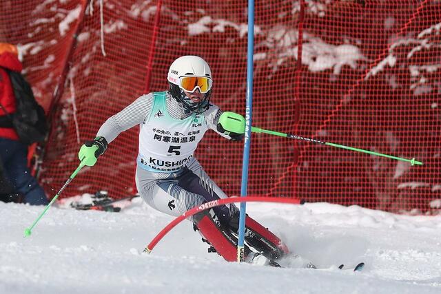 男子回転 優勝した高橋陸都(関根学園)の1回目=2月11日、北海道釧路市