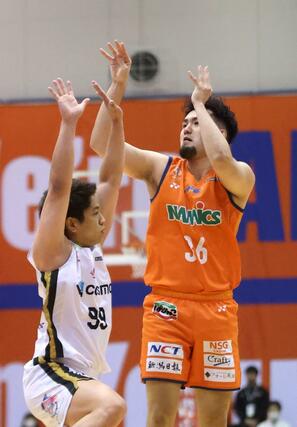 新潟-八王子 第2クオーターで3点シュート2本を含め8得点したポーグ健=6日、新発田市カルチャーセンター