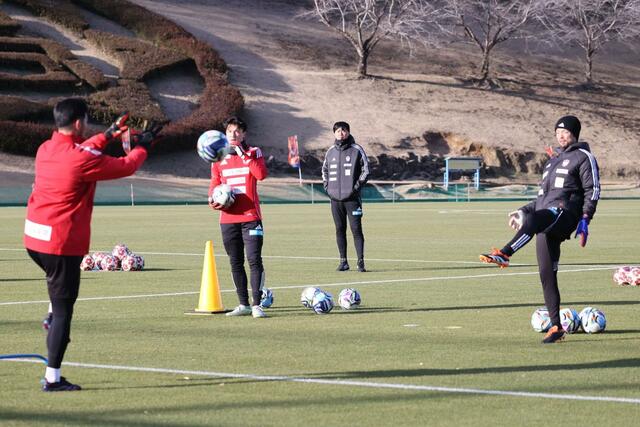 ＧＫ練習を見守る船越優蔵監督（奥）＝宮崎県都城市