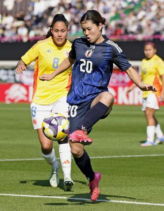 日本－コロンビア　後半、競り合う松窪（右）＝ヨドコウ桜スタジアム