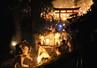 　御燈祭りで山門が開放された直後、一斉に駆け降りていく男たち＝２０２６年２月、和歌山県新宮市