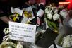 日本人男児が刺殺された現場近くに手向けられた花束。中国語に加えて、日本語で「あなたを喪(うしな)う社会であってはならなかった。ごめんなさい。安らかに」とのメッセージが添えられていた=2024年9月、中国広東省深☆(土ヘンに川)市(撮影・武隈周防、共同)