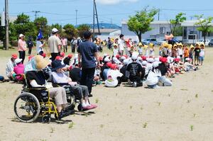 保育園児から高齢者まで幅広い世代が参加した合同の避難訓練＝燕市の粟生津小