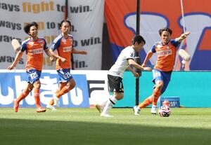 新潟-浦和 前半、必死にボール奪取を狙う新潟の選手たち=ビッグスワン(写真映像部・大橋奎介)