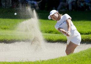 最終日、18番でバンカーショットを放つ高橋彩華。通算8アンダーで2位=袖ケ浦CC新袖