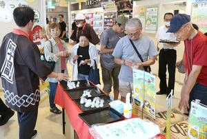 魚沼産コシヒカリを食べ比べたPRイベント=8月31日、長岡市西川口の関越道越後川口サービスエリア
