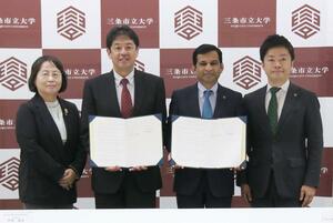三条市立大と神田女学園中学校高校の高大連携協定の締結式=三条市上須頃