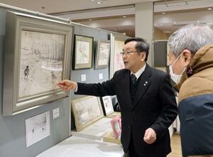 文部科学大臣賞を受けた水墨画「汀」を解説する浦上義昭さん=長岡市城内町1