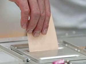6月の東京都議選で投票する有権者=東京都内