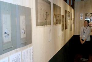 古町地区の料亭に伝わる書画を紹介した企画展=16日、新潟市中央区