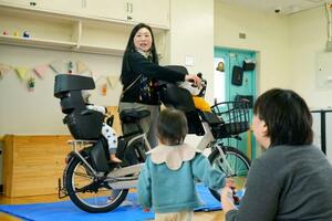 自転車の押し方を説明する自転車ジャーナリストの遠藤まさ子さん(奥)。参加者から「子どもを乗せて車道を走るのは怖い」との声も=東京都江東区