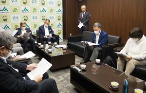 提案書について説明するJA新潟かがやきモニターら=新潟市西蒲区