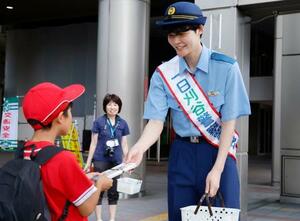 愛知県警刈谷署の一日署長に就任し、「飲酒運転なくそうめん」と銘打った袋入りそうめんを配布するバスケットボール女子Wリーグ、デンソーの赤穂ひまわり選手=11日午後、刈谷駅前