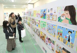 児童の夢が描かれた作品が並ぶ「じょうしんえつ絵画展」=13日、上越市土橋