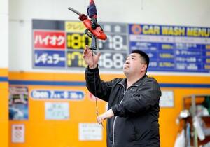 東京都足立区のガソリンスタンドで働く三枝直樹店長。中東情勢悪化による原油供給不安が続く中、一部取引先から4月から1カ月間「出荷停止」するとの通知が届いた。「夏ごろには閉店することになるかもしれない」=3月31日午後