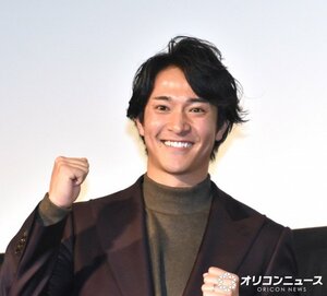 スーツ姿で舞台あいさつに登場した柳町達選手（C）ORICON NewS inc.