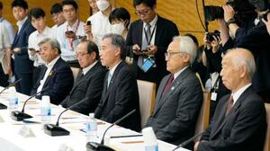 　「国と地方の協議の場」であいさつする全国知事会長の阿部守一長野県知事（中央）＝２９日午後、首相官邸