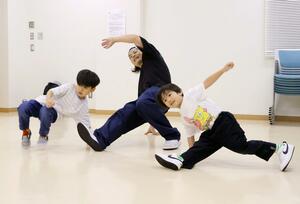 和澄周平さん(中央)の指導でブレイキンのレッスンに参加する子どもたち=8月6日、新潟市東区