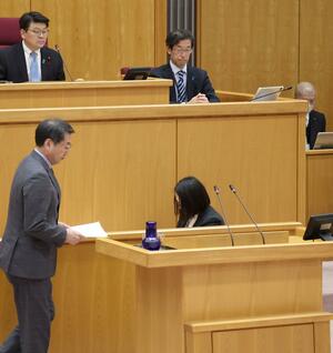 新潟市議会２月定例会の本会議で作業する速記者（中央）＝３日