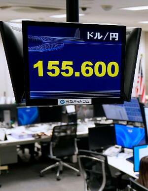 一時1ドル=155円台を付けた円相場を示すモニター=30日午後、東京都港区の外為どっとコム