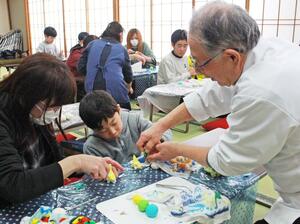 縁起物のいんころを作った体験教室=25日、柏崎市米山町の米山コミュニティセンター