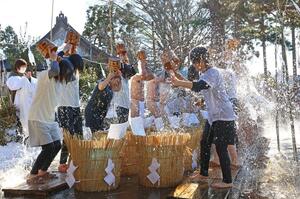 勢いよく冷たい水を浴びる水行の参加者＝１０日、新発田市中央町１