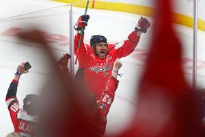 ブルース戦で史上初の通算900ゴールを達成し、両手を上げて喜ぶキャピタルズのオベチキン(中央)=ワシントン(AP=共同)