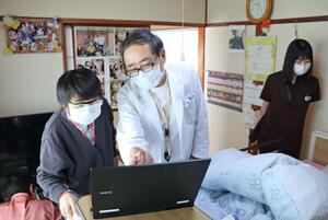魚沼市内の高齢者宅で在宅診療を行う小出病院の医師ら＝魚沼市