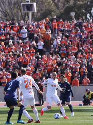 群馬との開幕戦で、プレーする選手たち=2月23日、前橋市の正田醤油スタジアム群馬