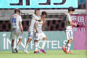 C大阪-新潟 前半36分、MF松田詠太郎(左から3人目)が先制点を決め、1-0=ヨドコウ(写真映像部・佐藤将志)
