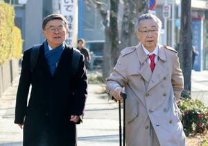 　衆院選の「１票の格差」で、提訴のため大阪高裁に向かう弁護士ら＝９日午前、大阪市北区