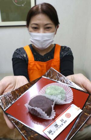 2日間限定で販売される「お強の餅」=上越市中央1の三野屋菓子店