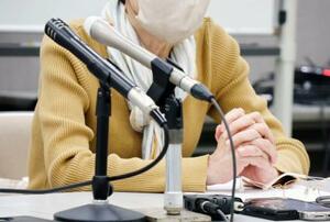 　判決後、記者会見する射殺された中村信一さんの妻＝２９日午後、富山市