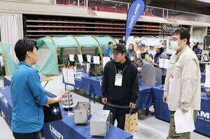 燕三条地域のメーカーが集う展示商談会「ジャパンアウトドアギアサミット」＝２８日、三条市