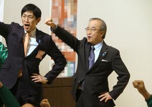 自民党候補の集会に出席した花角英世知事。左は自民の小林鷹之政調会長＝１日、上越市