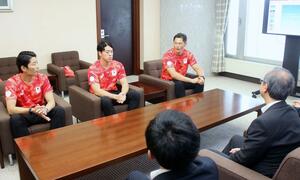 花角英世知事を表敬したセーリングの富澤慎(右)、水球の新田一景(中央)、筈井翔太コーチ(左)=7月3日、新潟県庁
