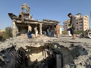 16日、アフガニスタンの首都カブールで、壊れた建物のがれきを撤去する住民ら(AP=共同)