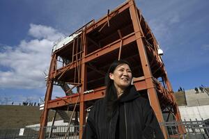 宮城県南三陸町職員だった兄翼さんが亡くなった旧防災対策庁舎を訪れた井上彩さん＝１１日午後２時４９分