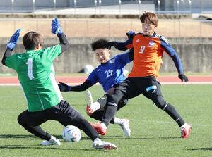 新潟-今治 1本目の29分、FW鈴木がシュートを決め、2-0=高知市