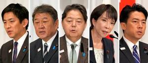 自民党総裁選の共同記者会見で質問に答える(左から届け出順に)小林元経済安保相、茂木前幹事長、林官房長官、高市前経済安保相、小泉農相=23日午前、東京・永田町の党本部