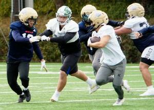 　ライスボウルに向け練習するオービックの坊農主将（左端）ら＝千葉県習志野市