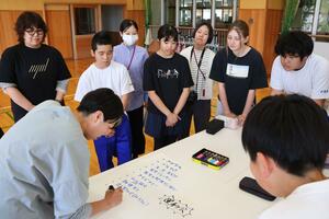 運動会で取り組みたい種目について意見を出し合う児童、生徒ら＝長岡市山古志竹沢