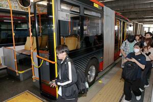 新潟駅南側方面を運行する連節バスに乗り込む利用客=1日、新潟市中央区