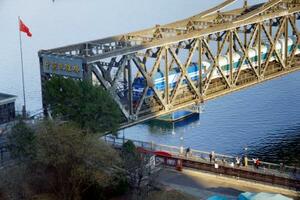 　１２日、北朝鮮の平壌を出発して中国遼寧省丹東に入る国際旅客列車（共同）