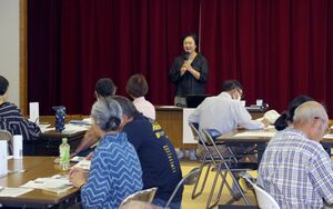 講師の野﨑由紀子さん(中央)と一緒に、高齢者らの外出支援について考えた勉強会=佐渡市春日