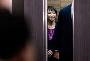自民党本部を出る高市総裁=10日午後、東京・永田町